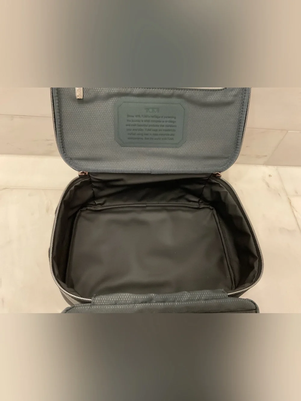 NEW Tumi ARRIVE RICHARDS 9.75” Travel Kit Toiletry Bag - BLACK & CARBON FIBER